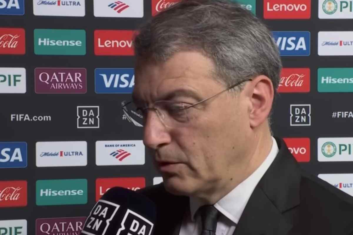 Damien Comolli durante un'intervista con DAZN