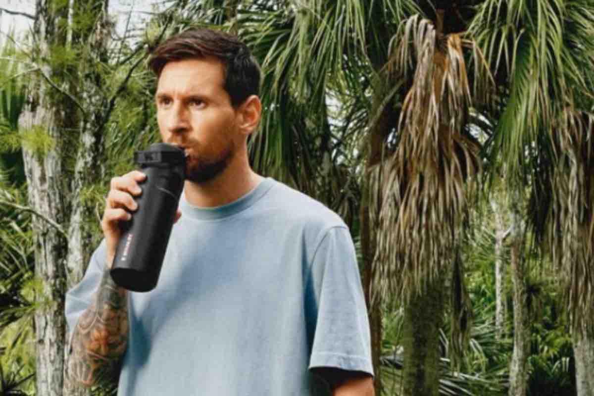 Lionel Messi beve